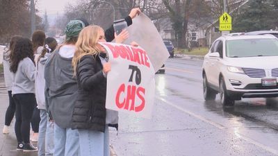 Image for story: Clarkston high school students brace the rain for Golden Throne charity drive