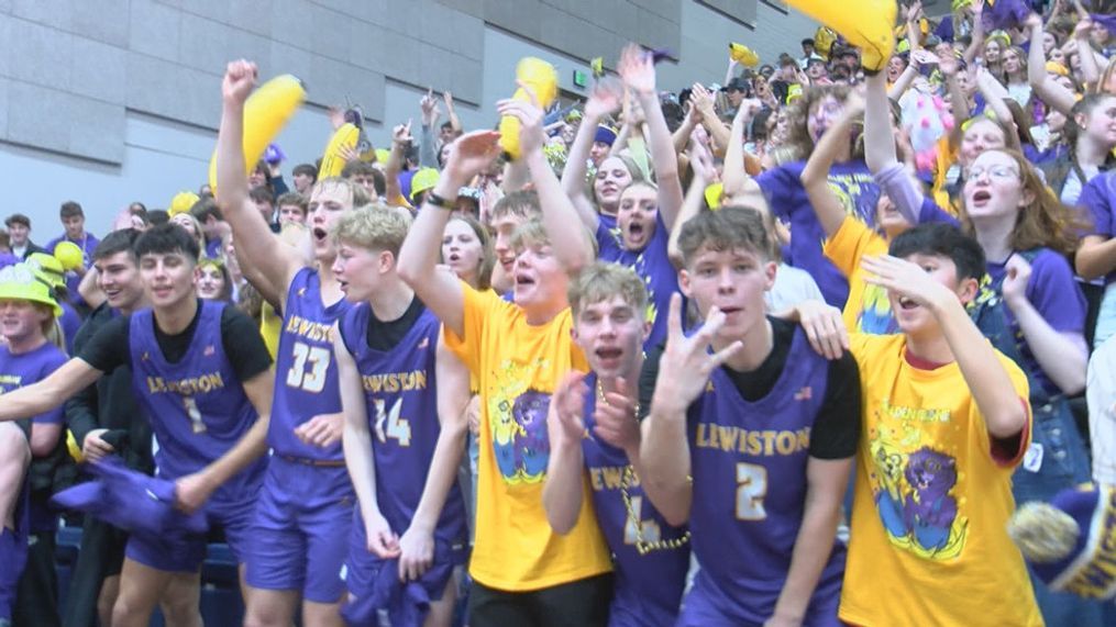 Lewiston Bengals celebrate after winning the golden throne.{&nbsp;}{p}{/p}