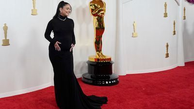 Image for story: Vanessa Hudgens reveals baby bump during Oscars red carpet